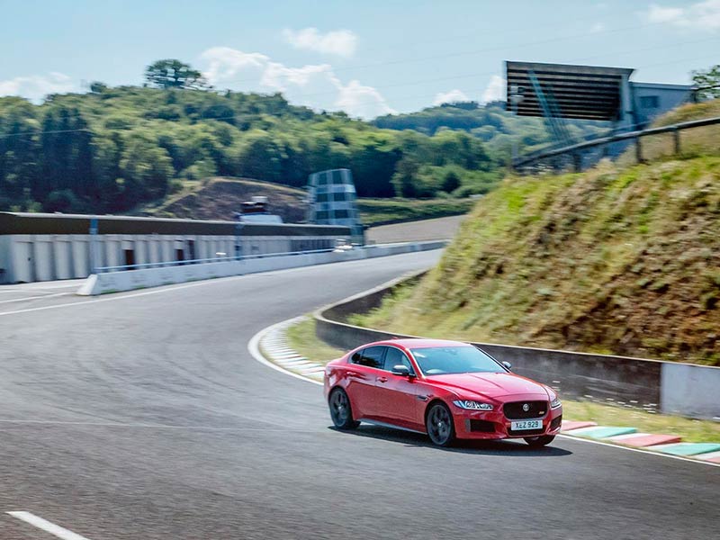 جاكوار XE تسجل إنجازاً جديداً على حلبة سباقات منسية في فرنسا